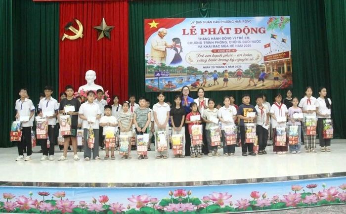 Đại diện lãnh đạo Tỉnh đoàn và UBND phường Hàm Rồng tặng quà cho các em học sinh