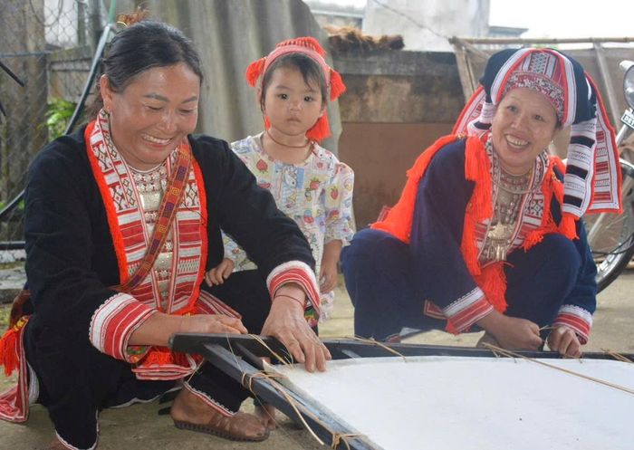 Kết thúc tập huấn, các học viên nắm vững kiến thức, kĩ năng cơ bản và thực hành nghề làm giấy dó truyền thống của dân tộc Dao