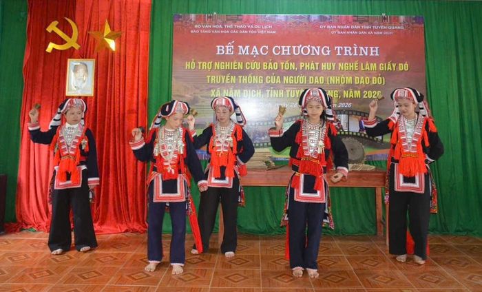 Tiết mục văn nghệ mang đậm bản sắc dân tộc Dao tại Lễ bế mạc