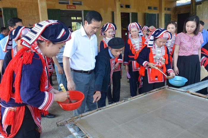 Lớp tập huấn nhằm từng bước xây dựng nghề làm giấy dó trở thành sản phẩm trải nghiệm hấp dẫn du khách gần xa khi đến với Nậm Dịch