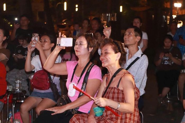 Nhiều khán giả lớn tuổi xúc động khi nghe lại những ca khúc đã gắn với tuổi thơ của mình