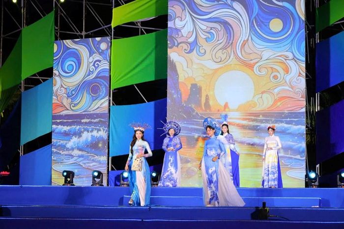 Các hoa hậu, á hậu, người đẹp và người mẫu tự tin trình diễn áo dài
