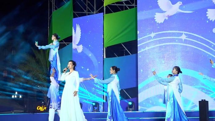 Ca sĩ Võ Hạ Trâm thăng hoa trên sân khấu với những ca khúc giàu cảm xúc, nhận được sự hưởng ứng nồng nhiệt từ khán giả
