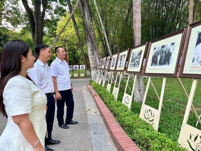 Triển lãm ảnh “115 ảnh hoạt động của Chủ tịch Hồ Chí Minh trong Khu Phủ Chủ tịch”