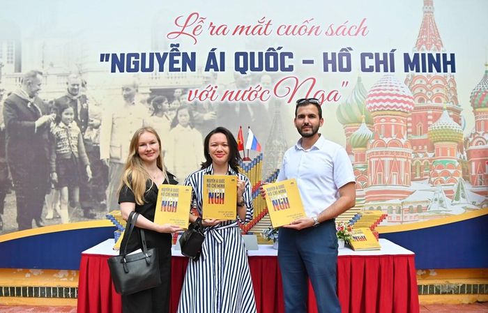 Ra mắt cuốn sách ảnh song ngữ Việt – Nga “Nguyễn Ái Quốc – Hồ Chí Minh với nước Nga"