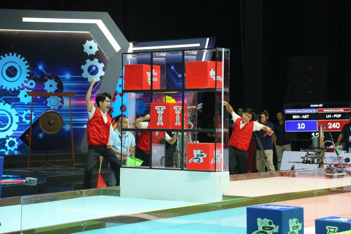 Đội LH-FOF của Trường Đại học Lạc Hồng giành chiến thắng tại sân chơi Robocon năm nay. Ảnh: BTC