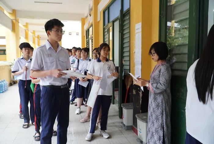 Thí sinh dự thi tại điểm thi Trường THPT Trưng Vương. Ảnh: Thu Hoài - TTXVN