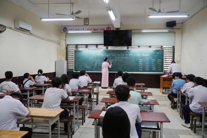Các thí sinh chuẩn bị thi môn Ngữ văn. Ảnh: Thu Hoài - TTXVN