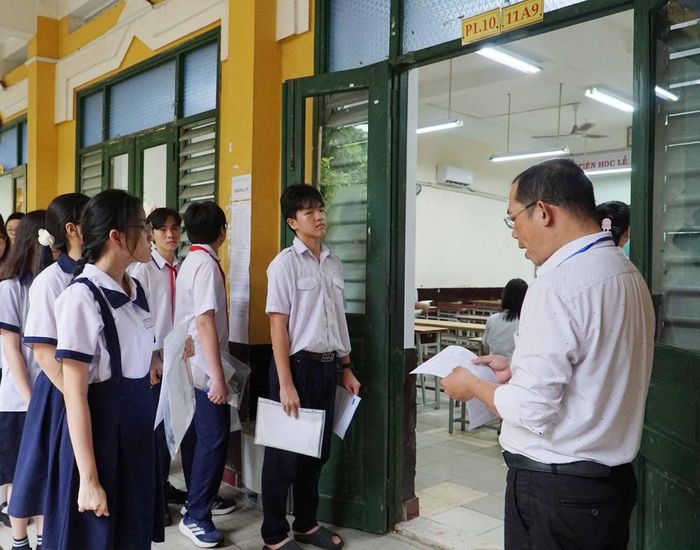 Thí sinh dự thi tại điểm thi Trường THPT Trưng Vương. Ảnh: Thu Hoài - TTXVN