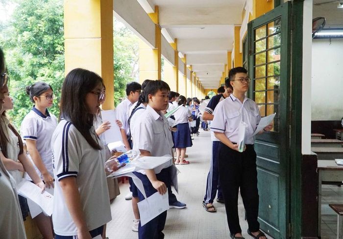Thí sinh dự thi tại điểm thi Trường THPT Trưng Vương. Ảnh: Thu Hoài - TTXVN