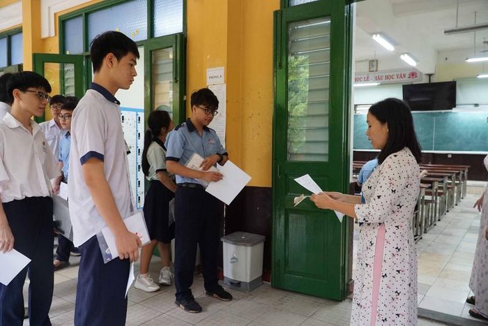Thí sinh dự thi tại điểm thi Trường THPT Trưng Vương. Ảnh: Thu Hoài - TTXVN