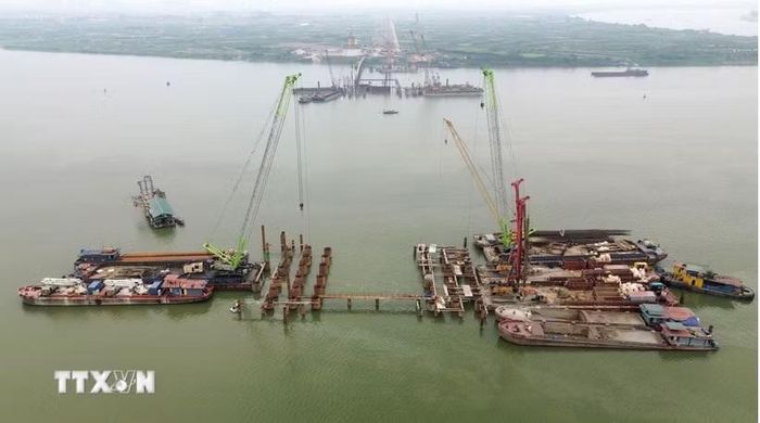 Không khí thi công khẩn trương trên công trường cầu Ngọc Hồi, tháng 4/2026. Ảnh: Quốc Khánh/TTXVN