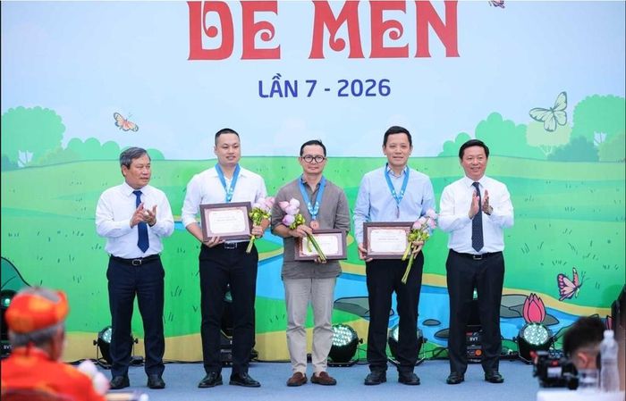 GS-TS Lê Anh Vinh (thứ 2 từ phải sang) nhận Giải Khát vọng Dế Mèn