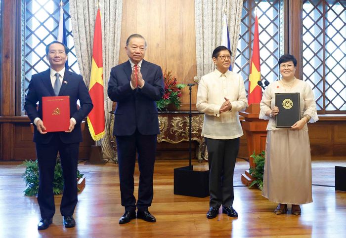Tổng Bí thư, Chủ tịch nước Tô Lâm và Tổng thống Philippines Ferdinand Romualdez Marcos Jr. chứng kiến lễ trao các văn kiện hợp tác giữa hai nước. Ảnh: Thống Nhất – TTXVN