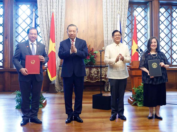 Tổng Bí thư, Chủ tịch nước Tô Lâm và Tổng thống Philippines Ferdinand Romualdez Marcos Jr. chứng kiến lễ trao các văn kiện hợp tác giữa hai nước. Ảnh: Thống Nhất – TTXVN