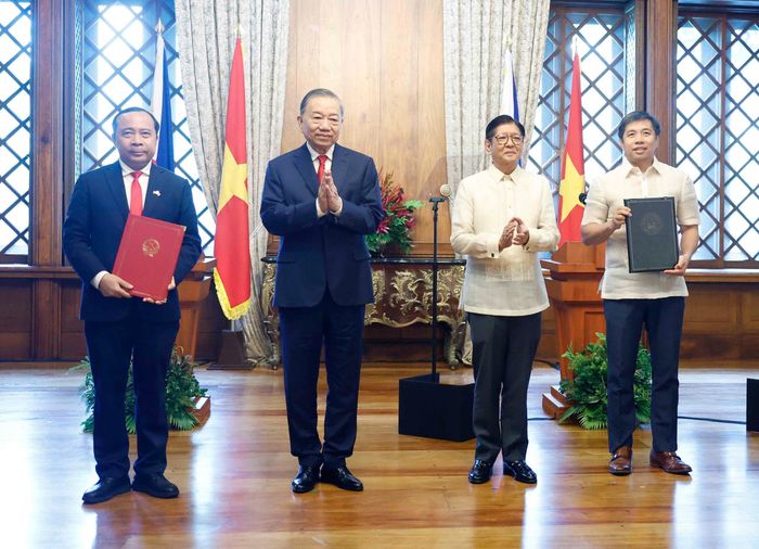 Tổng Bí thư, Chủ tịch nước Tô Lâm và Tổng thống Philippines Ferdinand Romualdez Marcos Jr. chứng kiến lễ trao các văn kiện hợp tác giữa hai nước. Ảnh: Thống Nhất – TTXVN