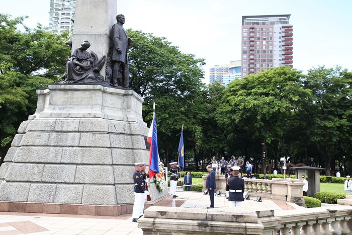 Tổng Bí thư, Chủ tịch nước Tô Lâm dâng hoa tại Đài tưởng niệm Jose Rizal ở Manila (Philippines). Ảnh: TTXVN