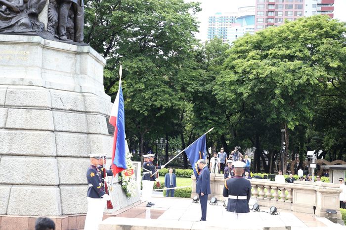 Tổng Bí thư, Chủ tịch nước Tô Lâm dâng hoa tại Đài tưởng niệm Jose Rizal ở Manila (Philippines). Ảnh: TTXVN