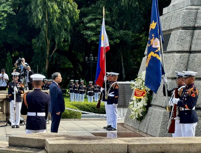 Tổng Bí thư, Chủ tịch nước Tô Lâm dâng hoa tưởng niệm Anh hùng dân tộc Jose Rizal của Philippines. Ảnh: TTXVN
