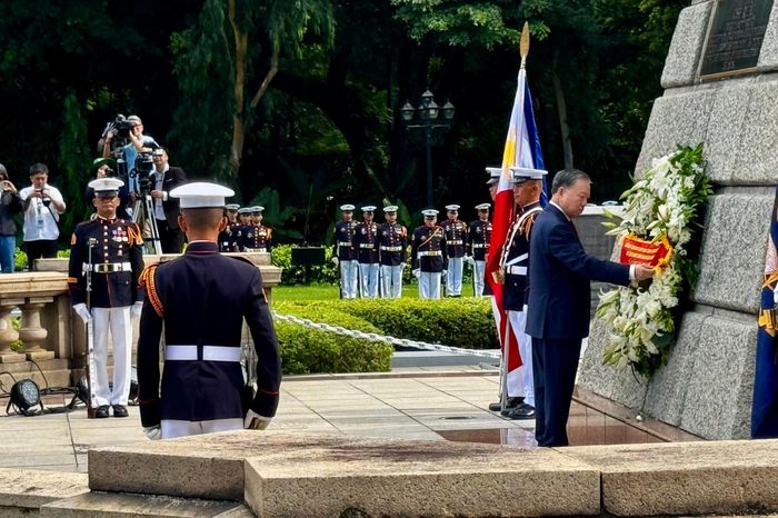 Tổng Bí thư, Chủ tịch nước Tô Lâm dâng hoa tưởng niệm Anh hùng dân tộc Jose Rizal của Philippines. Ảnh: TTXVN