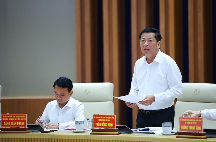 Bộ trưởng Bộ Xây dựng Trần Hồng Minh báo cáo tình hình triển khai xây dựng nhà ở xã hội, nhà ở cho thuê tại các địa phương. Ảnh: Dương Giang-TTXVN