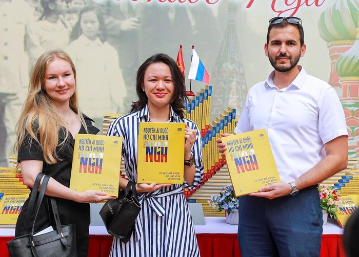 Các đại biểu tìm hiểu cuốn sách: “Nguyễn Ái Quốc – Hồ Chí Minh với nước Nga” . Ảnh: Khánh Hòa - TTXVN