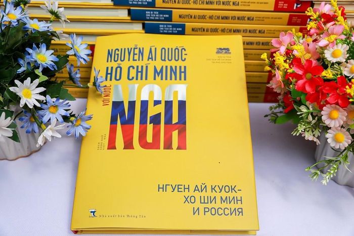 Cuốn sách: “Nguyễn Ái Quốc – Hồ Chí Minh với nước Nga” do Khu Di tích Chủ tịch Hồ Chí Minh tại Phủ Chủ tịch biên soạn và ra mắt. Ảnh: Khánh Hòa - TTXVN
