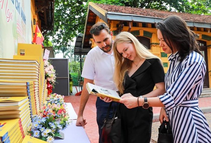 Các đại biểu tìm hiểu cuốn sách: “Nguyễn Ái Quốc – Hồ Chí Minh với nước Nga”. Ảnh: Khánh Hòa - TTXVN