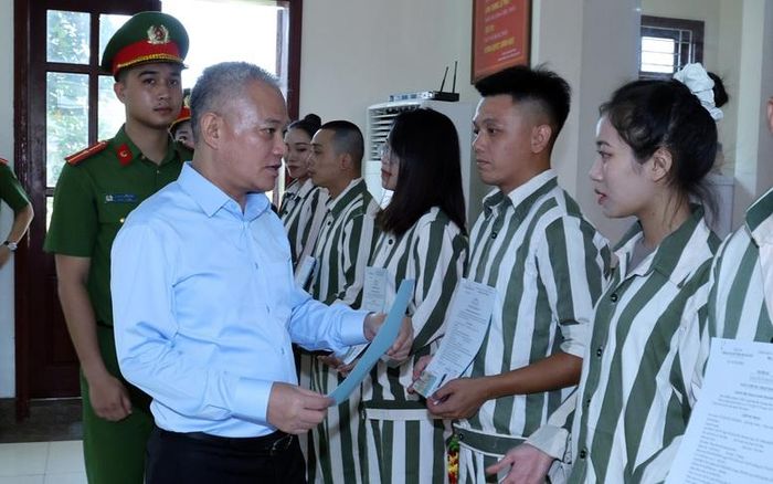 Phó Chủ nhiệm Văn phòng Chính phủ Đôn Tuấn Phong trao quyết định đặc xá - Ảnh: VGP/Phương Nguyên