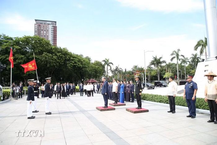  Tổng Bí thư, Chủ tịch nước Tô Lâm và Phu nhân cùng đoàn đại biểu cấp cao Việt Nam tại lễ dâng hoa ở Đài tưởng niệm Jose Rizal - Ảnh: TTXVN 