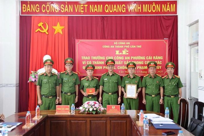 Đại tá Bùi Đức An, Phó Giám đốc Công an thành phố Cần Thơ trao thưởng Công an phường Cái Răng đã có thành tích xuất sắc trong công tác đấu tranh phòng, chống tội phạm ma túy - Ảnh: VGP/LS