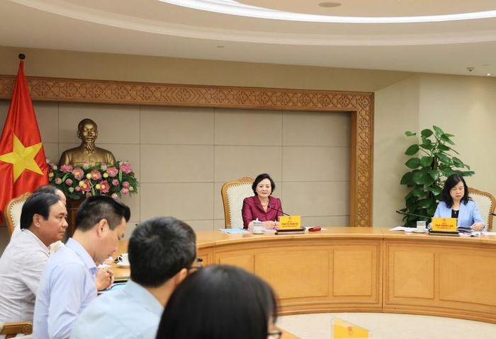 Phó Thủ tướng nhấn mạnh bảo vệ sức khỏe và tính mạng nhân dân phải được đặt lên hàng đầu - Ảnh: VGP/Thu Giang