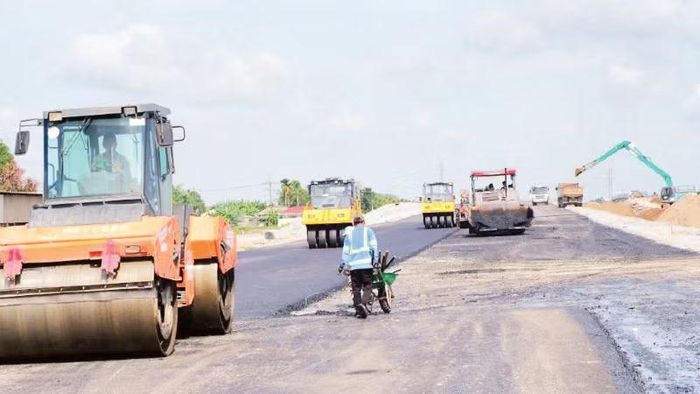 Thi công thảm nhựa gói thầu Xây lắp 6, dự án vành đai 3. (Ảnh: THẾ ANH)
