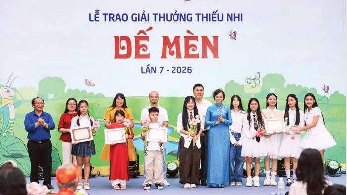 Trao phần thưởng của Hội đồng Giám khảo dành tặng những tác phẩm mang dấu ấn sáng tạo đặc biệt của Giải thưởng Thiếu nhi Dế Mèn năm 2026 (Ảnh: HOÀNG HIẾU)