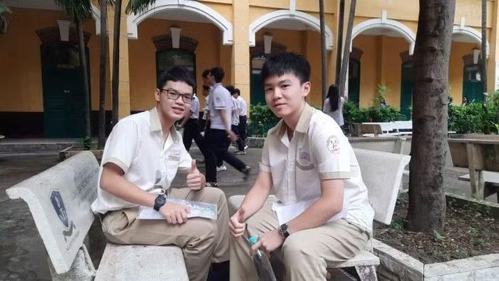 Em Nguyễn Đức Huy (bên phải), Trường trung học cơ sở Nguyễn Hữu Thọ tự tin bước vào kỳ thi.