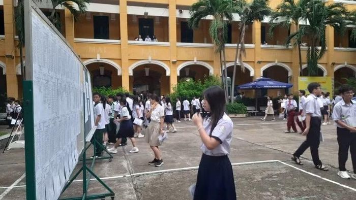 Thí sinh kiểm tra danh sách trước khi bước vào phòng thi.