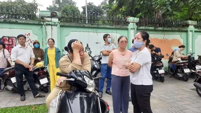 Phụ huynh hồi hộp chờ bên ngoài điểm thi.