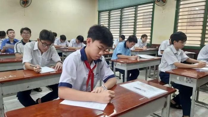Thí sinh điền thông tin vào giấy thi.