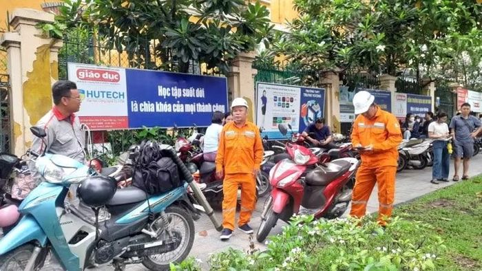 Lực lượng điện lực sẵn sàng ứng cứu nếu có sự cố điện xảy ra.