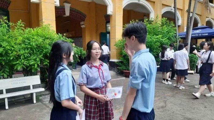 Học sinh vui vẻ trò chuyện trước khi bước vào phòng thi.