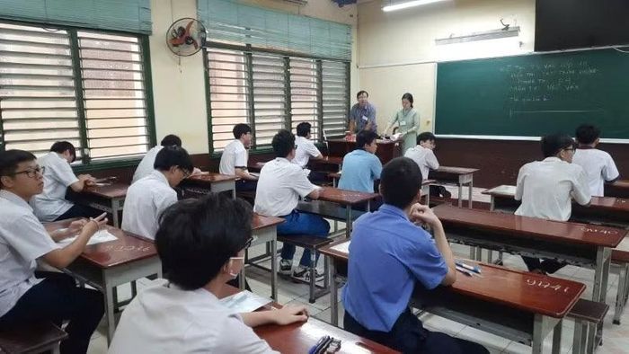 Cán bộ coi thi phổ biến lại quy chế thi cho thí sinh.