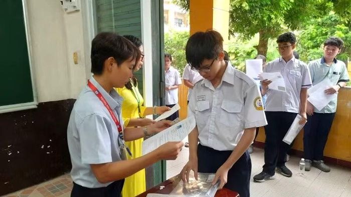 Thí sinh làm thủ tục vào phòng thi.