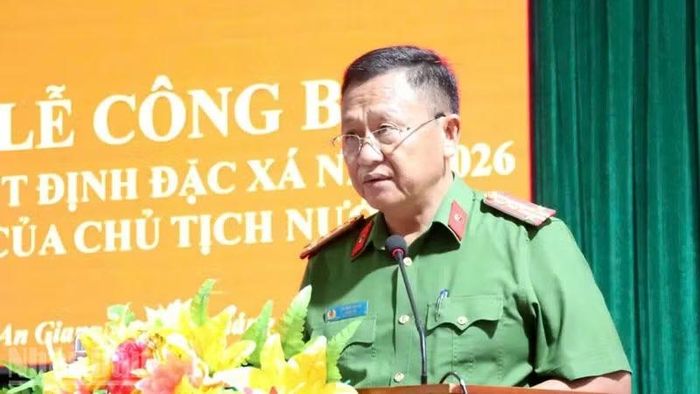 Đại tá Tạ Đức Hoan, Giám thị Trại giam Kênh 7, công bố Quyết định đặc xá của Chủ tịch nước cho 108 phạm nhân.