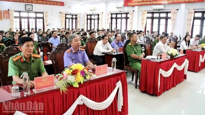 Đại biểu tham dự buổi lễ.