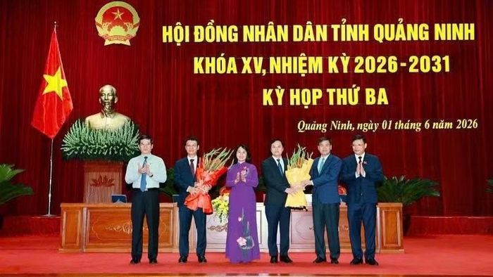 Các đồng chí lãnh đạo tỉnh Quảng Ninh tặng hoa chúc mừng đồng chí Nguyễn Hồng Dương, Ủy viên Ban thường vụ Tỉnh ủy, Phó Chủ tịch Hội đồng nhân dân tỉnh và đồng chí Bùi Mạnh Hùng, Giám đốc Sở Y tế.