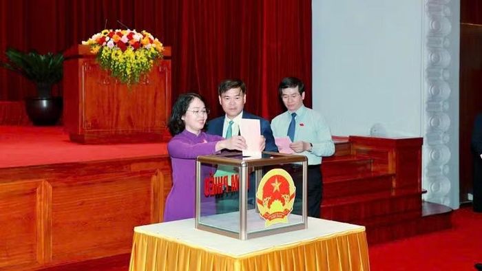 Các đại biểu bỏ phiếu bầu Phó Chủ tịch Hội đồng nhân dân tỉnh và Ủy viên Ủy ban nhân dân tỉnh.