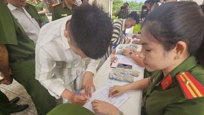 Phạm nhân được nhận thẻ căn cước, sim điện thoại và tư trang ngay sau Lễ công bố Quyết định đặc xá của Chủ tịch nước.
