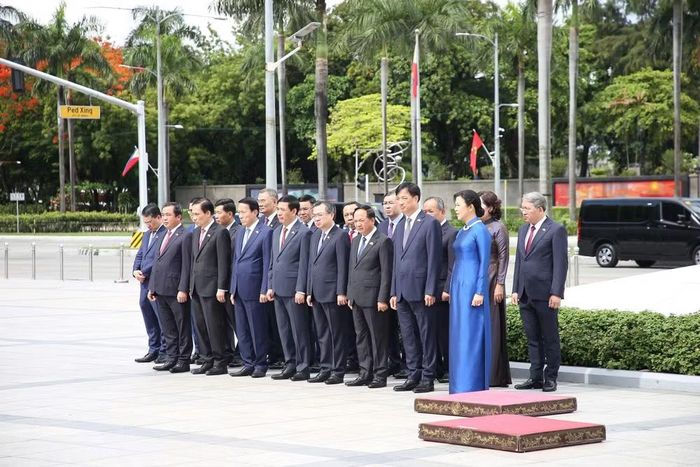 Đoàn đại biểu cấp cao Việt Nam dâng hoa tại Đài tưởng niệm Jose Rizal.
