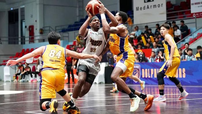 Brandis Raley Ross nỗ lực giúp Saigon Heat đảo ngược thế trận ở hiệp 2.