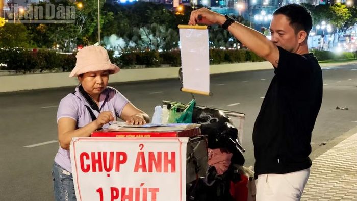 Mỗi bức ảnh được trao tận tay du khách là một khoảnh khắc đáng nhớ mà bà Thơ đã âm thầm lưu giữ suốt hơn một thập kỷ làm nghề.
